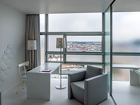 SO Cozy Queen Room with Ferris Wheel View