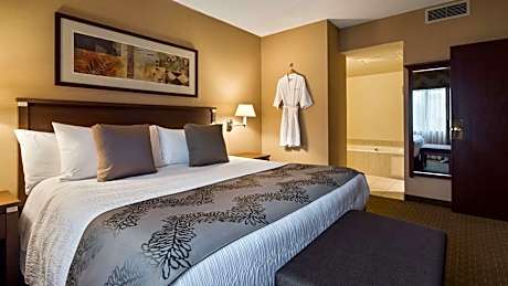One-Bedroom King Suite with Jetted Tub