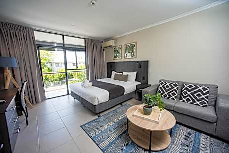 King Split + balcony (pool side)