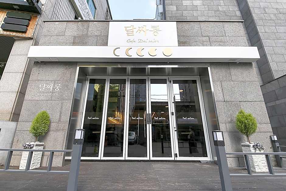 Hotel M story