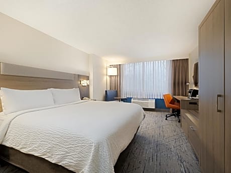 Standard King Room with Roll-in Shower - Mobility Accessible