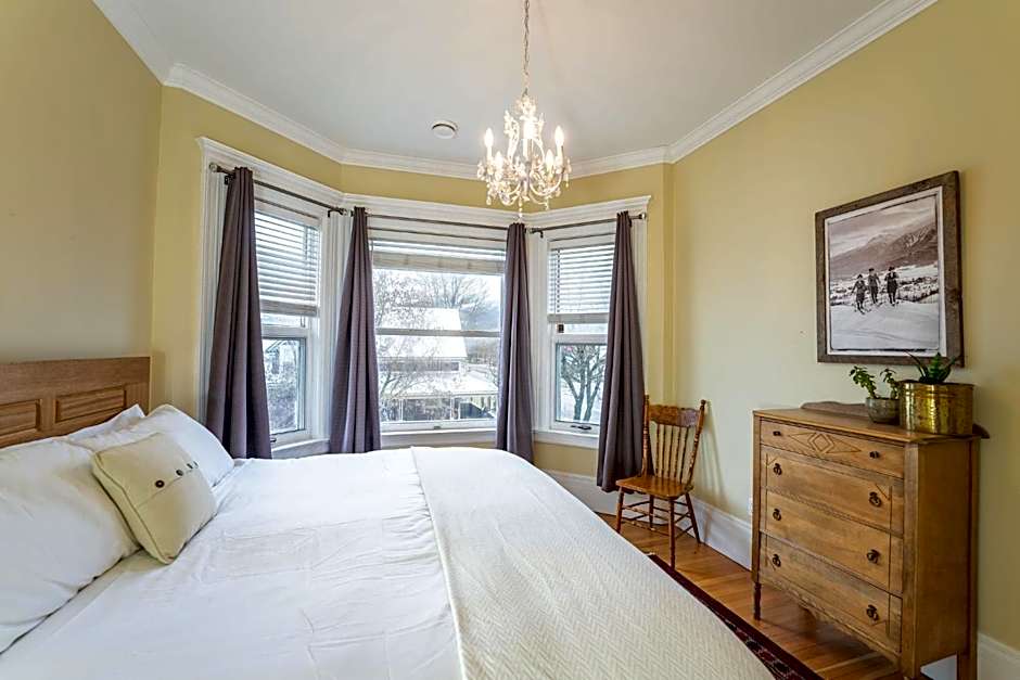 Photo 1 of 6 of 1 King Bed, Mountain View