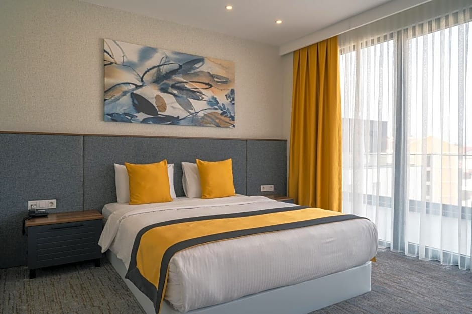 Leo Suites