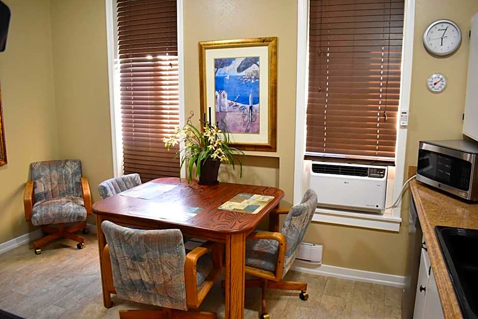 Silver Horseshoe Inn