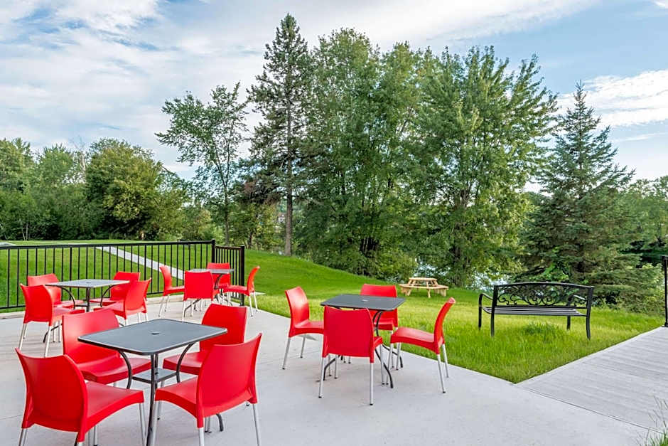 Super 8 by Wyndham Mont Laurier
