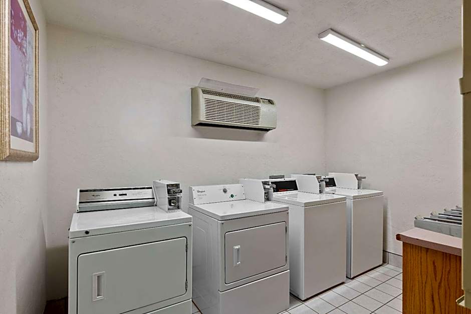 Super 8 by Wyndham Roseburg
