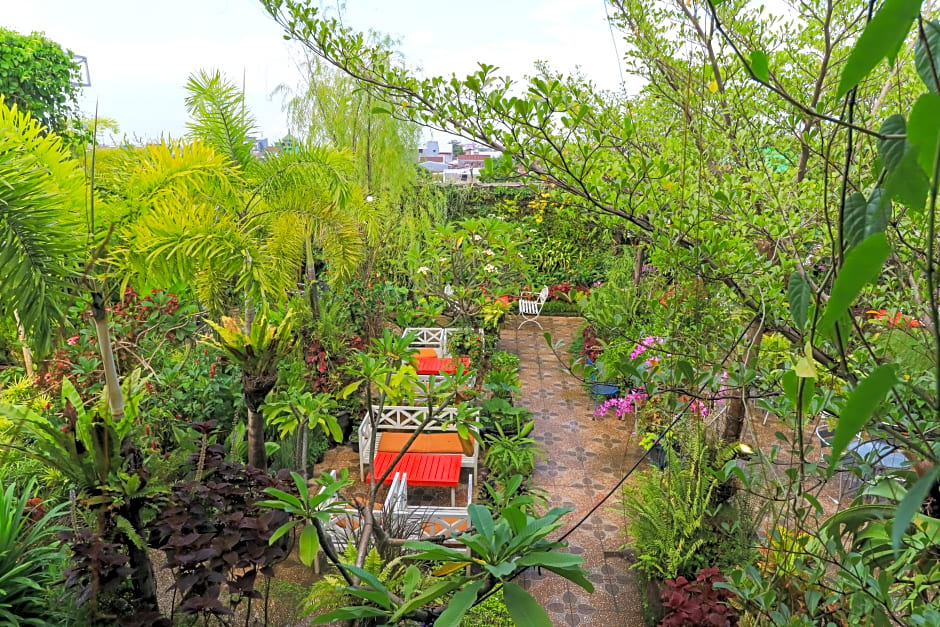 Labuana Homestay and Cafe Garden Makassar by ZUZU