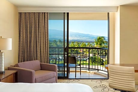 Makai Room 1 King Bed Resort View (Accessible Tub Hearing)