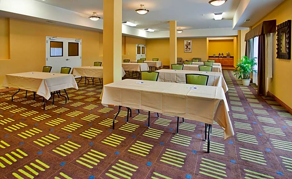 Holiday Inn Express Hotel & Suites Kansas City Sports Complex By IHG