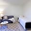 Easy Livin' Apartment Hotel