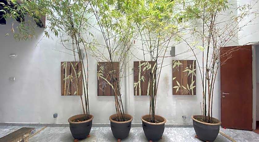 Heeren Straits Hotel