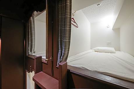 Single Bed in Mixed Dormitory Room