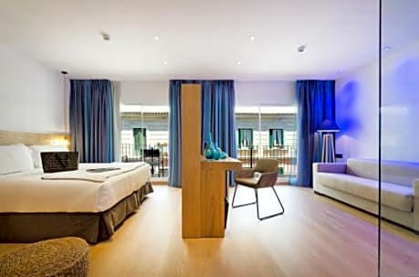 Premium Suite (2 Adults + 2 Children)