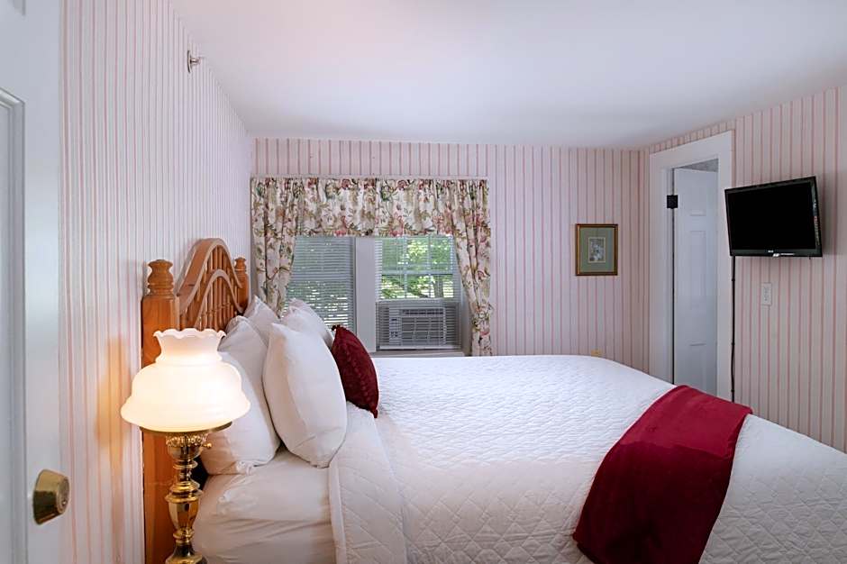 Photo 1 of 2 of Petite 1 King Bed