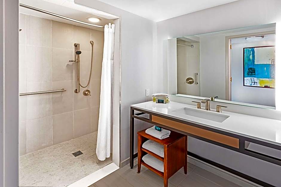 DoubleTree By Hilton Hotel Tulsa At Warren Place