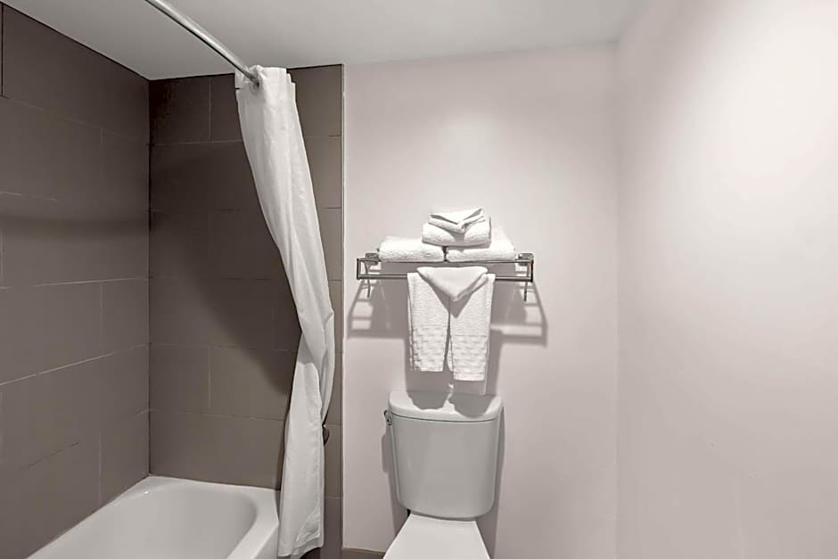 Best Western Luxbury Inn-Fort Wayne