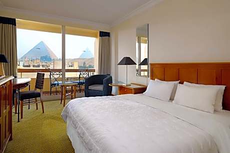 Deluxe, Guest room, 1 King, Pyramids view