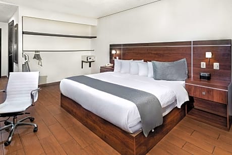 1 King Bed, Nonsmoking