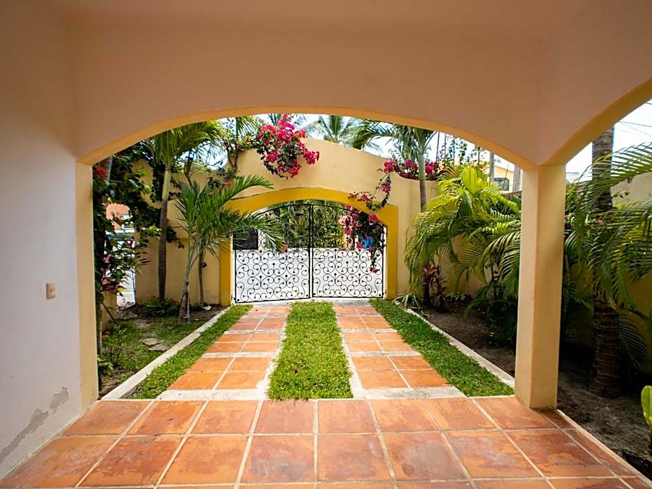Casa Zarah - Hacienda Family Home - Pool and 2-Block to Beach