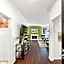 Beverly Hills Gem 1 BR Apt with Parking 218