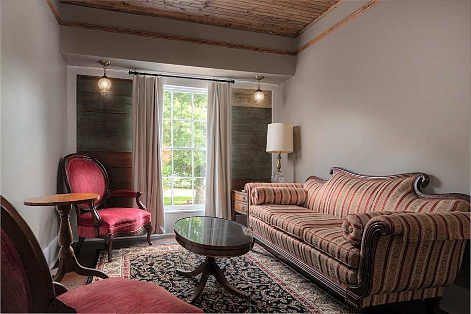 The NuWray Hotel & Carriage House