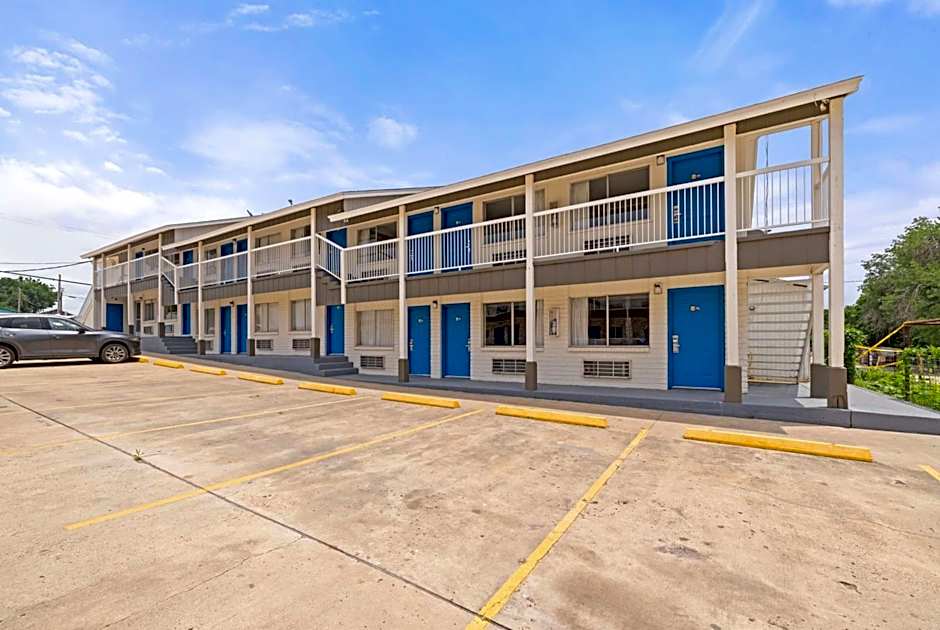 Days Inn by Wyndham Kenedy