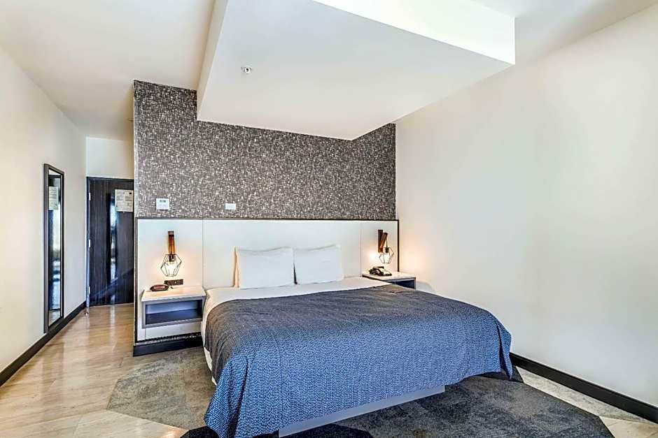 Hy-Lo Hotel, Ascend Hotel Collection