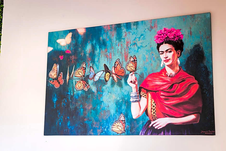 La Lola Hotel & Suites