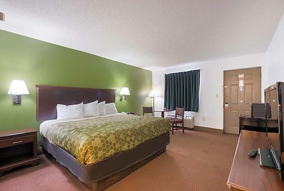 Econo Lodge Inn & Suites East