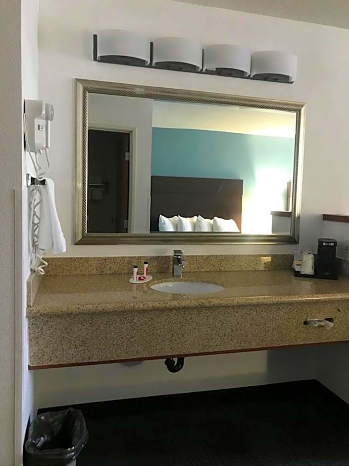 Days Inn & Suites by Wyndham Gresham