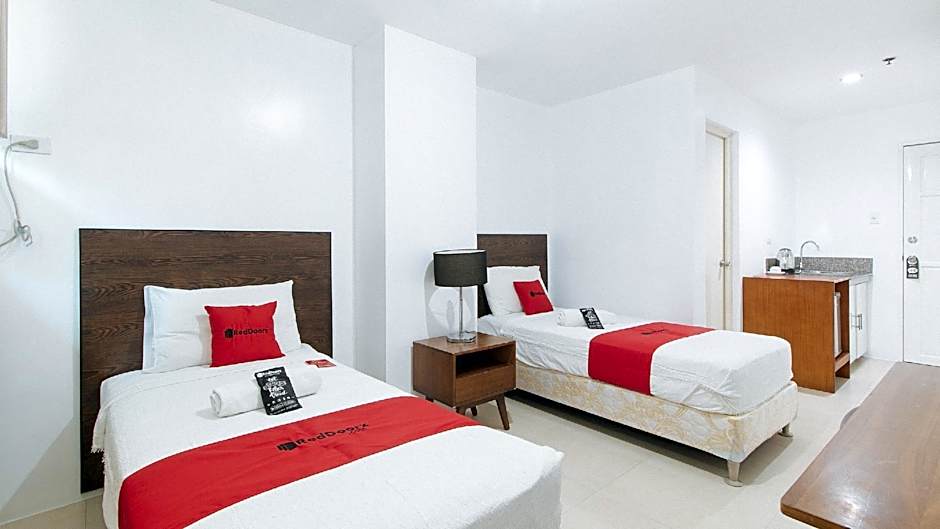 RedDoorz near Osmena Highway 1