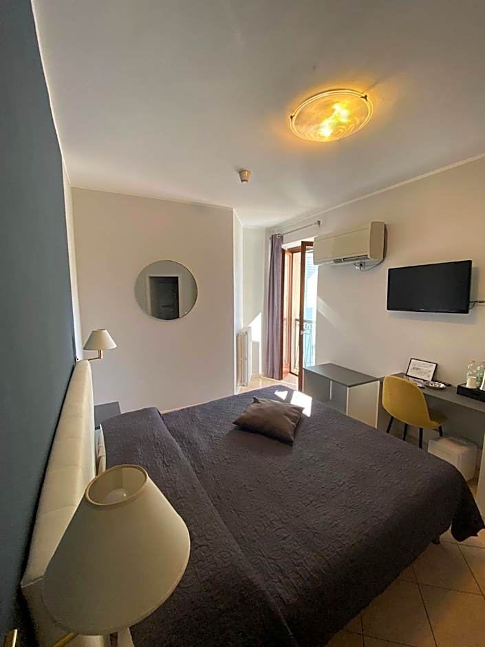 Economy 1 Double Bed or 2 Beds — 10 fotoğraftan 1. fotoğraf