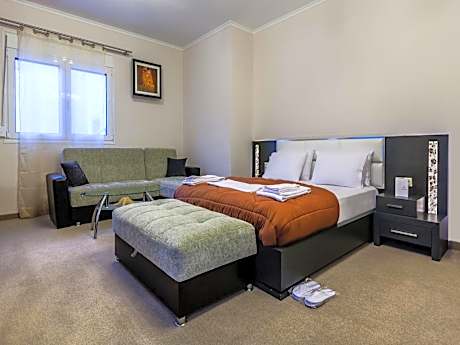 Apartment with Pool View