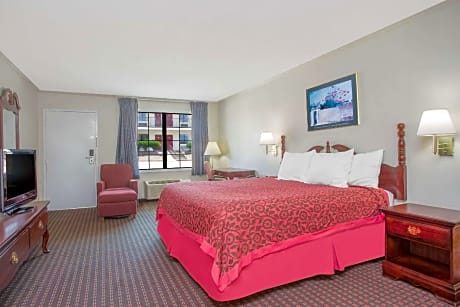 1 King Bed 1st Floor Non-Smoking