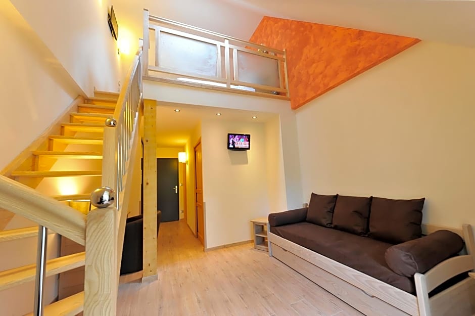 Logis Hôtel Restaurant Les 2 Rives - A75, en bordure de rivière
