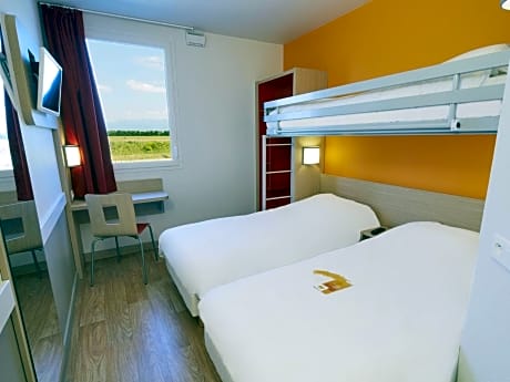 Triple Room with 3 Single Beds