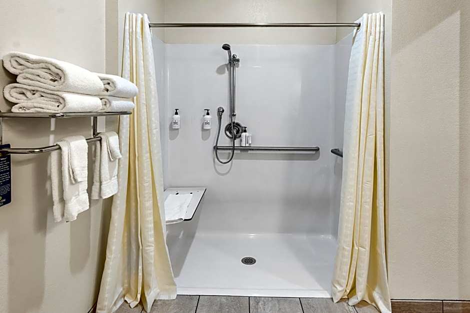 Cobblestone Hotel & Suites Denmark - Green Bay