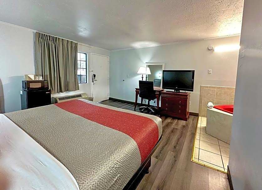 Red Carpet Inn - Stamford