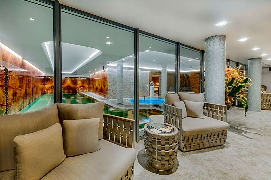 Grand Poet Hotel and SPA by Semarah