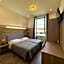Hotel Midway