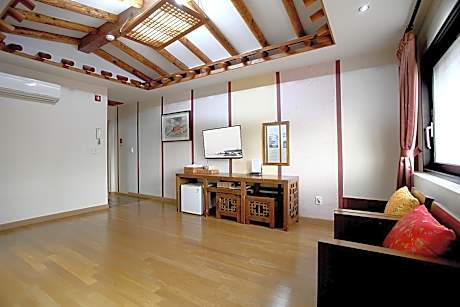 Deluxe Family Room
