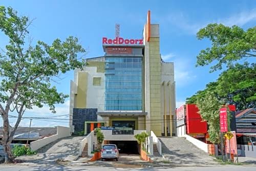 RedDoorz Plus near Hotel Benua Kendari