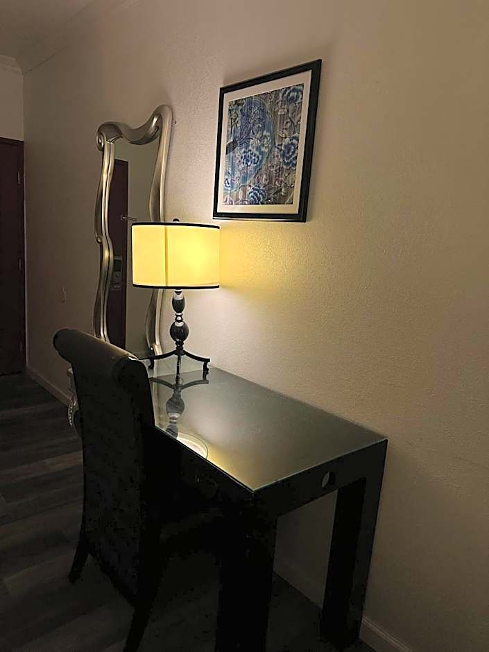 Howard Johnson by Wyndham Bakersfield