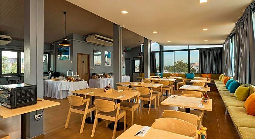 Red Door Samsen Hotel