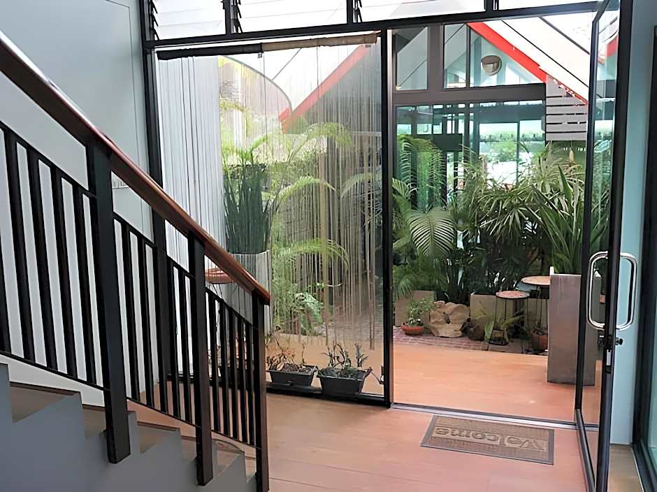 Red Door Samsen Hotel