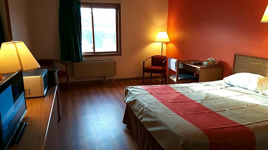 Motel 6-Saukville, WI