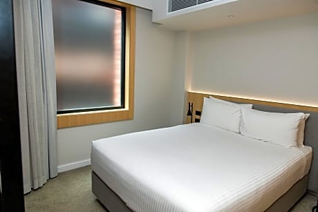 Standard Queen Room - Perth Essential