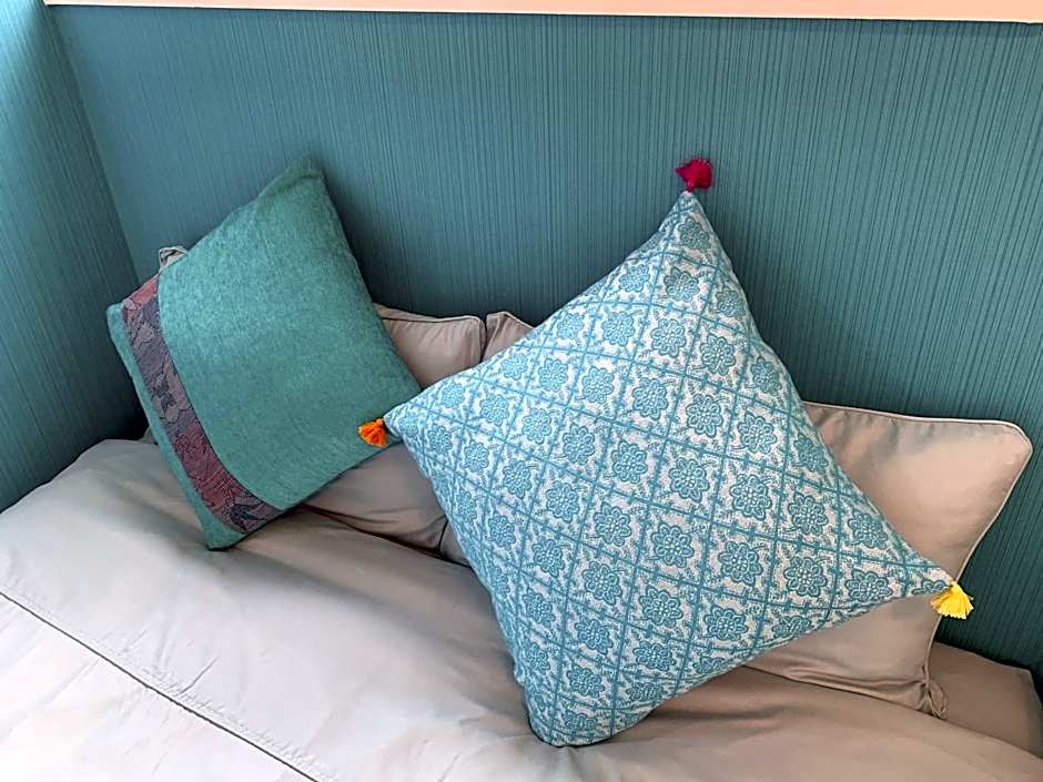 Maximum of 18 people can be rented in one building 3 minutes walk to Tomari Port 10 minutes drive to the airport No parking lot 30 seconds walk from paid parking lot warayunso port city May