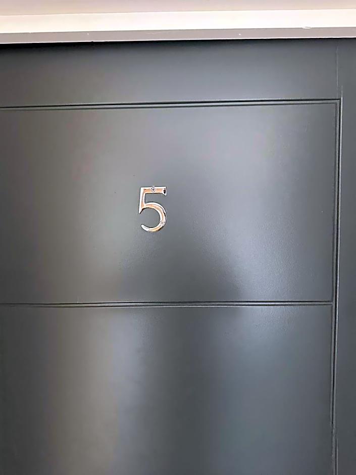 Adam Court Apartments - PE1 - Contractor Friendly - Choice of Studios or 1 Bed Apartments - Free Parking - Sofa Beds - Sky TV - Full Kitchen - Washer Dryer - WiFi