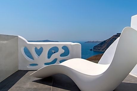 Grand Cave Suite with Indoor and Outdoor Hot Tub and Caldera View